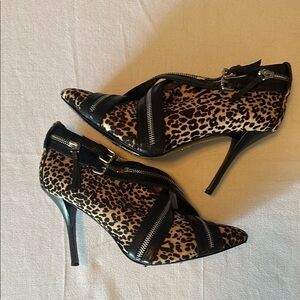 Vince Camuto Brown and Black Heels with Sophisticated Design